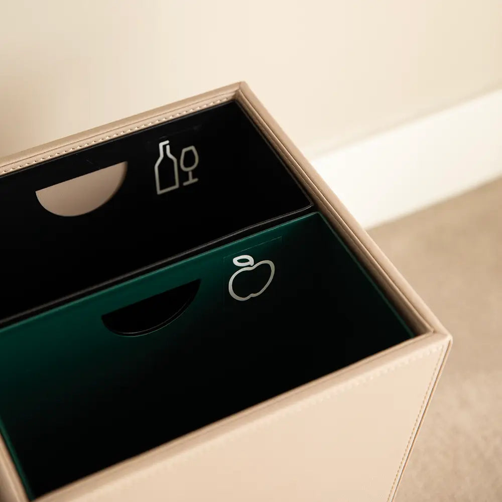 Two internal containers with wine and apple icons on the containers' surface