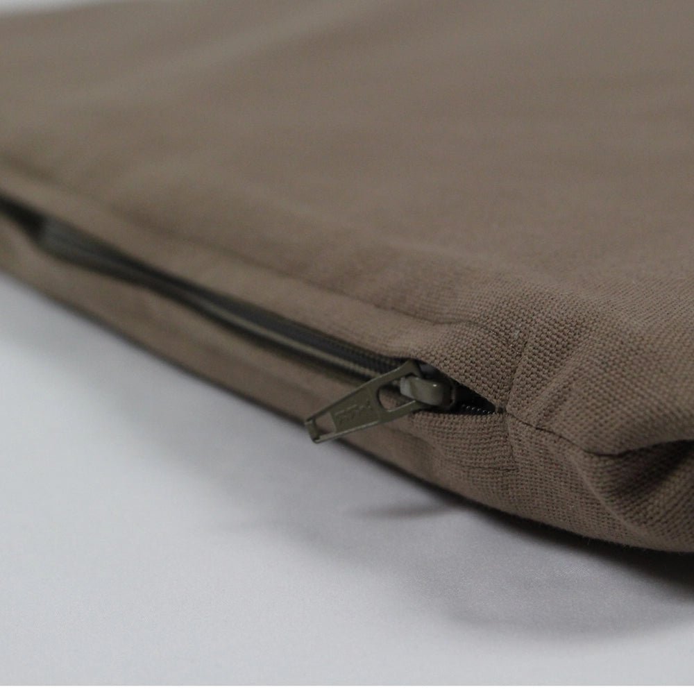 Close up of zip closure on taupe dog mat