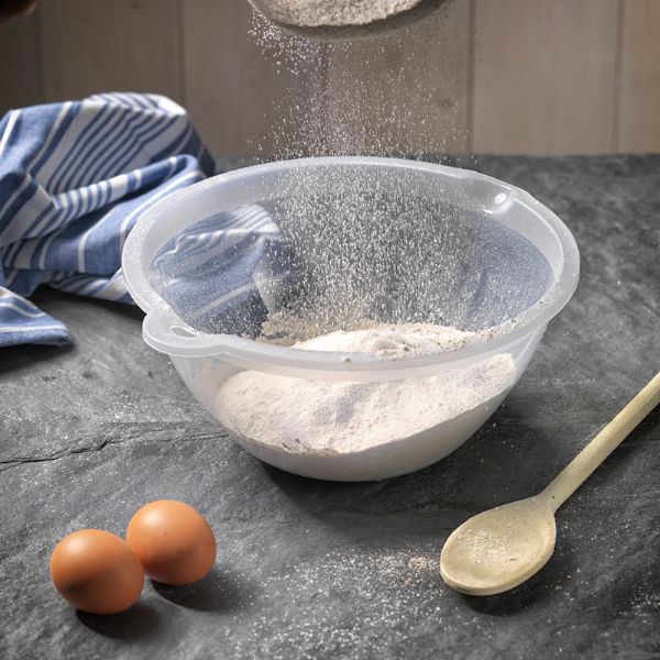 Large Plastic Mixing Bowl 4L in lifestyle setting