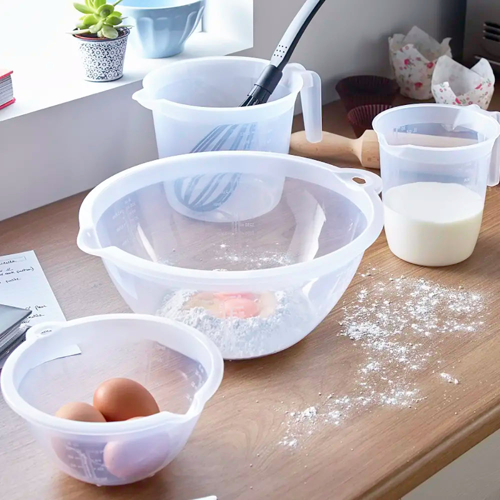 Large Plastic Mixing Bowl 4L in lifestyle setting