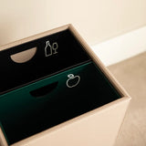 Two internal containers with wine and apple icons on the containers' surface