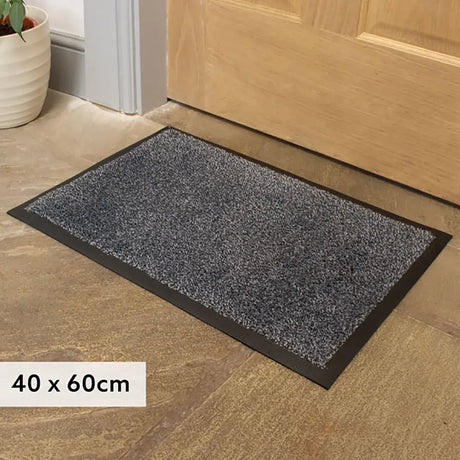 Gray doormat on a wooden floor with dimensions 40 x 60cm.